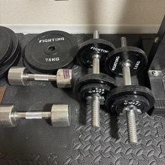 ベンチ、ダンベル、バーベル、プレートの画像