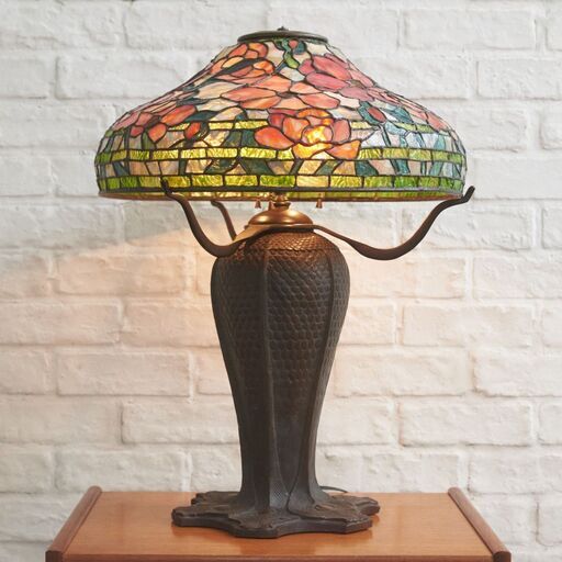 【発送の場合は即購入不可】 ステンドグラス ティファニーランプ 花模様 テーブルランプ アールヌーヴォー 様式 スタンドライト 照明 ガラス 店舗什器 工芸品 97505