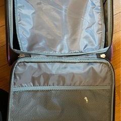 引越し】キャスター付きスーツケース 黒×パープル｜2〜3泊用｜片側開きの画像