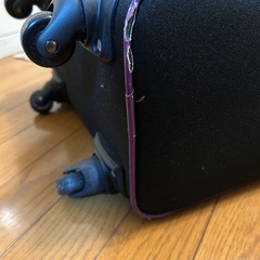 引越し】キャスター付きスーツケース 黒×パープル｜2〜3泊用｜片側開きの画像