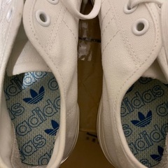 adidas スニーカーの画像