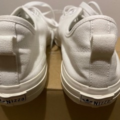 adidas スニーカーの画像