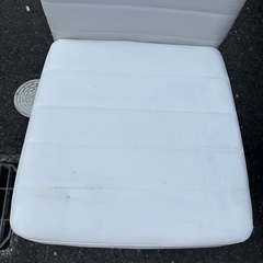 ホワイトの椅子の画像