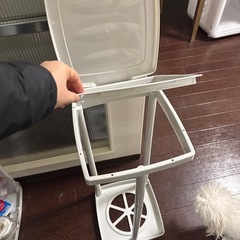 【2個セット】ダイソー ごみ箱スタンド 高さ調節・解体可能（2
個100円）の画像