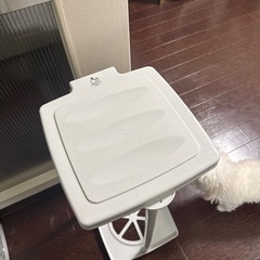 【2個セット】ダイソー ごみ箱スタンド 高さ調節・解体可能（2
個100円）の画像