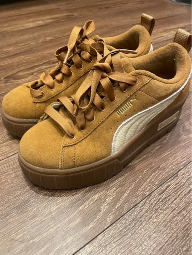 PUMA 茶色厚底スニーカー