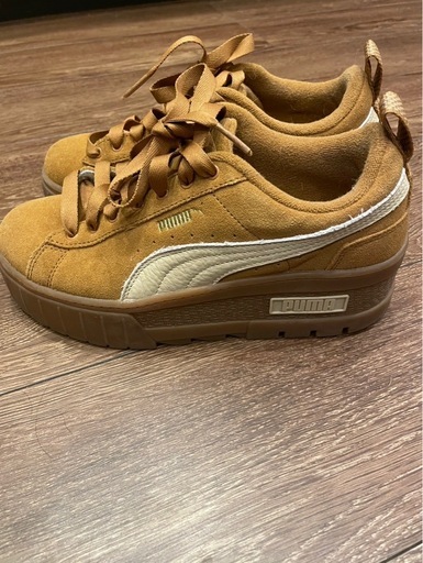 PUMA 茶色厚底スニーカー