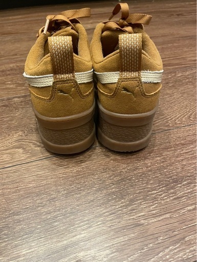 PUMA 茶色厚底スニーカー