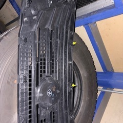 日産 キャラバン E26 後期 標準 フロント グリル 傷あります 62310 5YJ0A 5YJ1A 5YJ0B 5YJ1B 5YJ1C 5YJ5A 5YJ6A の画像