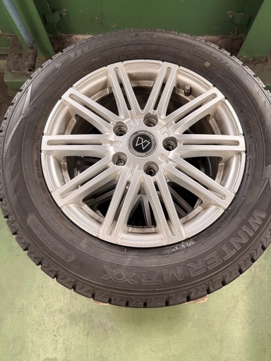 24年製 DUNLOP スタッドレスタイヤ 195/65R15 バリ溝❗️ナット付 24年製 DUNLOP スタッドレスタイヤ 195/65R15 バリ溝❗️ナット付