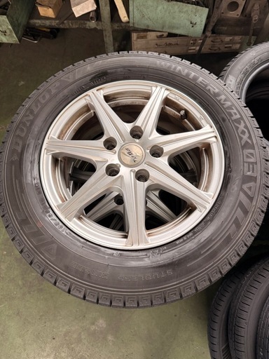 24年製 DUNLOP スタッドレスタイヤ 195/65R15 バリ溝❗️ナット付