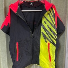 Nike ナイキ　フード付きウィンドブレーカー 黒/赤/黄緑　サイズM  ハーフジップ 半袖 ウインドブレーカー ジャケット の画像