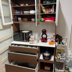 おしゃれなデザイン　食器棚の画像