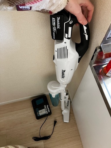 Makita 充電式クリーナー CL282FD（18V・使用1年2か月／バッテリー・充電器・説明書付）引き取り限定