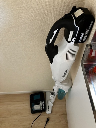 Makita 充電式クリーナー CL282FD（18V・使用1年2か月／バッテリー・充電器・説明書付）引き取り限定