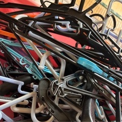 プラスチックハンガー大量　ピンチの画像