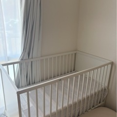 IKEAのベビーベッドとマットレスのセットです。の画像