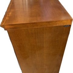 カリモク　ガラスキャビネット　ウォールナット色の画像