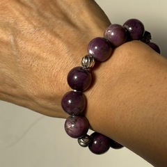 エネルギー浄化済🟣出品B紫系天然石（φ14mm12粒、銀パーツ7mm4粒、スター効果アステリズムのある鋼玉コランダム系。スターサファイアorスタールビー名で購入、銀パーツを足しました。）の画像