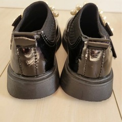 厚底ローファー パールストラップ ブラック フォーマルシューズ　の画像