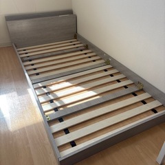 ベットフレーム　グレー　シングルベッドフレームの画像