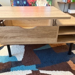 天板が可動するテーブルの画像