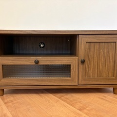 テレビとテレビ台の画像
