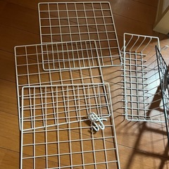 土日（今日、明日）引き取りで無料！ワイヤーネット＋棚パーツ・連結パーツまとめ売り（白・黒／DIY収納）の画像
