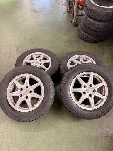 24年製 DUNLOP スタッドレスタイヤ 195/65R15 バリ溝❗️ナット付