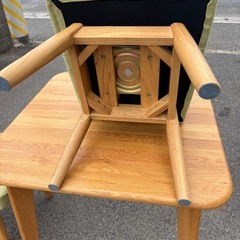 ダイニングテーブル正方形木製、360度回転椅子2脚の画像