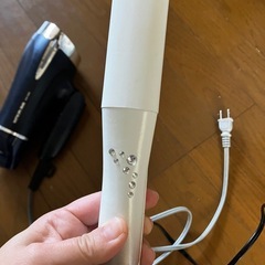 ドライヤーとヘアアイロンの画像