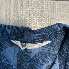 H&M ネイビー葉柄シャツ 1-2Yの画像
