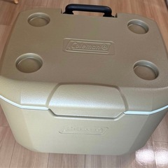『URBS別注』COLEMANホイールクーラー60QT クーラーボックスの画像