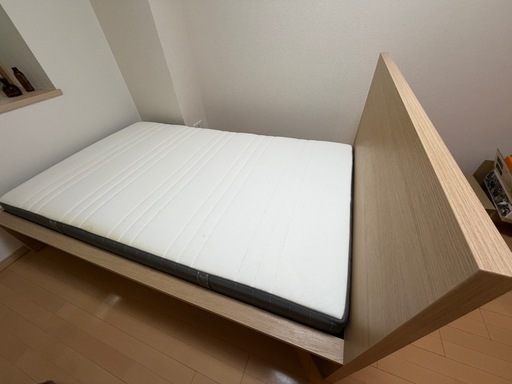 IKEA セミダブルベッド+ マットレス (たかたか) 新川崎のベッド