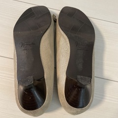 銀座カネマツ　ホワイトシルバー低ヒールパンプスの画像