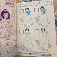 ディズニーの塗り絵、シール遊び帳、色鉛筆のセットの画像