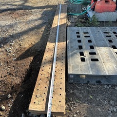 足場板と鉄柱の画像