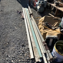 足場板と鉄柱の画像