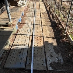 足場板と鉄柱の画像