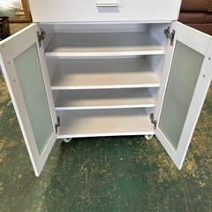 キャスター付きの食器棚！の画像