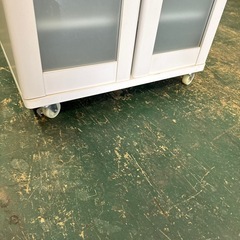 キャスター付きの食器棚！の画像