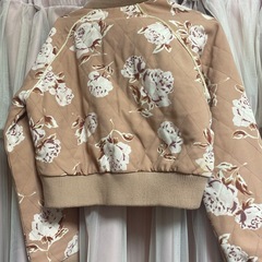 リズリサ、花柄ジャケットの画像