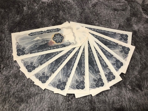 昔(昭和時代)の旧500円貨幣10枚あります。折り目がなく新品同様です。