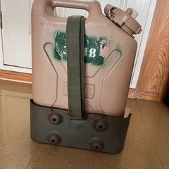 三菱ジープJ50系ジェリ缶 予備タンクの画像