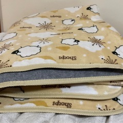 ラグ　マット   C 185✖️185cm  クリーム色に羊の柄の画像