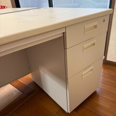 ✨✨✨️片袖机　２台　　パスティ椅子　２脚✨✨✨️の画像