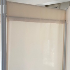 クリームベージュ色の布製パーテーション窓辺の眩しさやエアコンの風避け方向変えにもの画像
