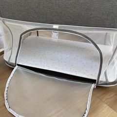 持ち運べるベビーベッドの画像