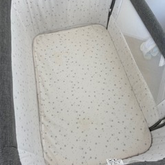 持ち運べるベビーベッドの画像