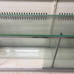 かなり古いガラスのショーケースの画像